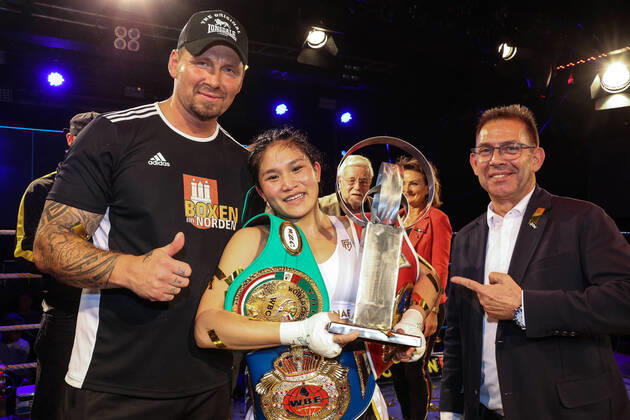 Bilder des Jahres 2022, Sport 05 Mai Sport Themen der Woche KW22 Sport Bilder des Tages Boxen: Boxen im Norden, Hamburg, 29.05.2022 WBC-Junioren WM, WBF- und WIBF-Weltmeisterschaft: Crystal Garcia Nova (DOM, l.) - Fai Phannarai (GER) Hamburg Germany
