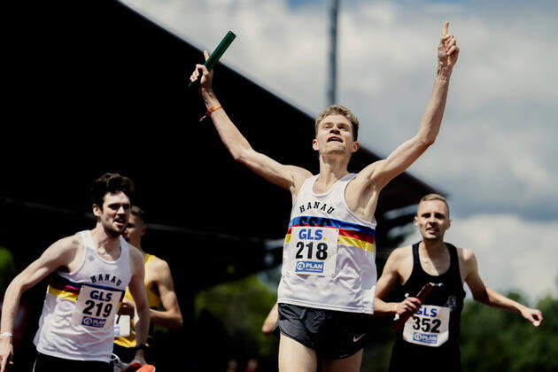 Bilder des Jahres 2022, Sport 05 Mai Sport Themen der Woche KW22 Sport Bilder des Tages DM Langstaffeln; Mainz, 29.05.2022 Lukas Abele (SSC Hanau-Rodenbach) witft sich vor Marc Tortell (Athletics Team Karben) ins Ziel am 29.05.2022 waehrend der Deutschen Meisterschaften Langstrecke im Otto-Schott-Sportzentrum in Mainz Copyright: xBEAUTIFULxSPORTS Flatemerschx