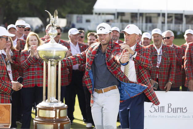 Bilder des Jahres 2022, Sport 05 Mai Sport Themen der Woche KW22 Sport Themen der Woche KW21 Sport Bilder des Tages May 29, 2022, Fort Worth, TX, USA: FORT WORTH, TX - MAY 29, 2022 - Sam Burns tries on the traditional plaid jacket after winning the 2022 Charles Schwab Challenge PGA, Golf Herren in a one hole playoff against Scottie Scheffler at Colonial Country Club in Fort Worth, Texas Fort Worth USA - ZUMAsc5_ 20220529_zaf_sc5_011 Copyright: xErichxSchlegelx