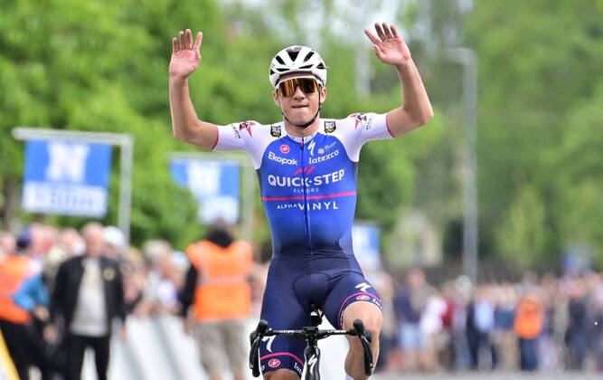 Bilder des Jahres 2022, Sport 05 Mai Sport Themen der Woche KW22 Sport Bilder des Tages GULLEGEM, BELGIUM - MAY 31 : Evenepoel Remco (BEL) of Quick-Step Alpha Vinyl Team celebrates the win during the Gullegem Koerse 2022 cycling race with start and finish in Schoten on May 31, 2022 in Gullegem, Belgium, 31 05 2022 ( Gullegem Koerse 2022 cycling race PhotoNews Panoramic 