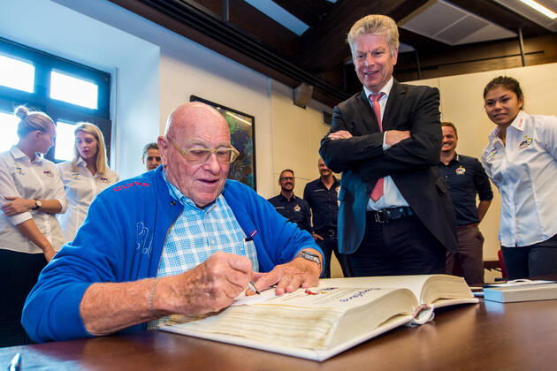 Bietigheim, Deutschland 12. September 2017: 1.HBF - 17 18 - SG BBM Bietigheim - Eintrag ins goldene Buch v.li. Eberhard Bezner, Oberbürgermeister Jürgen Kessing Bietigheim Rathaus Baden-Württemberg Deutschland
