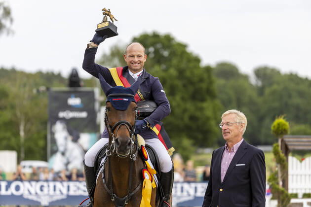 Sport Themen der Woche KW24 Sport Bilder des Tages LUHMÜHLEN - Longines Luhmühlen Horse Trail 2022, LUHMÜHLEN - Longines Luhmühlen Horse Trail 2022 JUNG Michael (GER), Highlighter, SPETHMANN Michael (Sponsor) Siegerehrung Prize giving ceremony CCI4*-S Meßmer Trophy mit Deutscher Meisterschaft Luhmühlen, Turniergelände 19. June 2022 -
