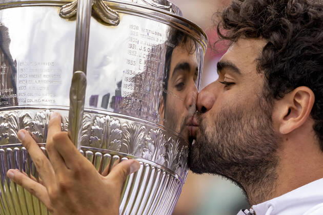 Sport Themen der Woche KW24 19th June 2022; Queens Club, West Kensington, London, England; Cinch Queens Club ATP, Tennis Herren Tour 500 series Lawn Tennis tournament; Matteo Berrettini kisses the Queens Club mens singles final Trophy  ActionPlus12401364 ShaunxBrooks