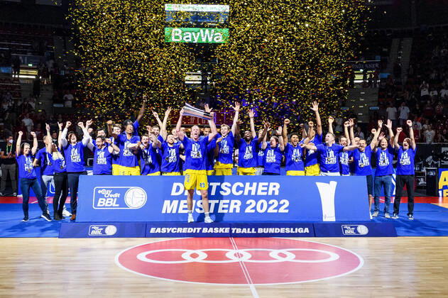 Sport Themen der Woche KW24 Sport Bilder des Tages GER, easy credit BBl, Finale Spiel 4, FC Bayern Muenchen Basketball vs. Alba Berlin 19.06.2022, Audi Dome, Muenchen, GER, easy credit BBl, Finale Spiel 4, FC Bayern Muenchen Basketball vs. Alba Berlin, im Bild Deutscher Basketball Meister Alba Berlin