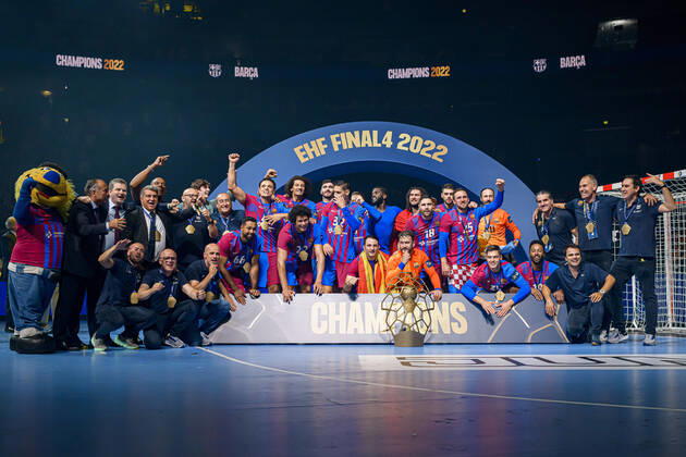 Sport Themen der Woche KW24 Koeln, Deutschland 19. Juni 2022: Handball EHF CL Final4 - 21 22 - Finale - Barca vs. Lomza Vive Kielce die Mannschaft von Barca, Siegerfoto, Gruppenbild, Schlussjubel Schlußjubel Emotion Freude Koeln Lanxess Arena Nordrhein-Westfalen Deutschland