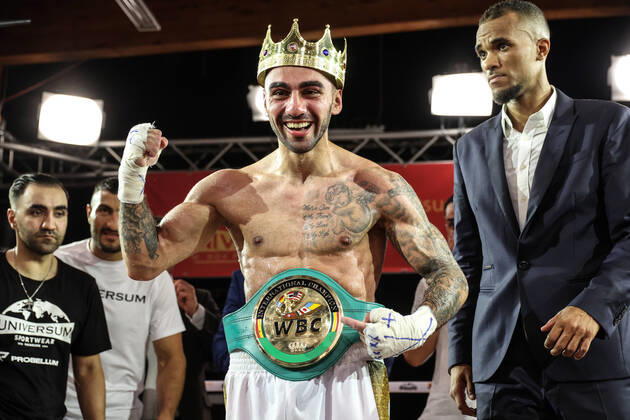 Sport Themen der Woche KW25 Sport Bilder des Tages Boxen: Universum Boxpromotion, Boxgala, Hamburg, 25.06.2022 WBC-International: Artem Harutyunyan (GER) - Humberto Galindo (MEX) Hamburg Germany