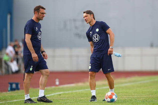 25.06.2022, xtgx, Fussball Testspiel, WAZ Veltins Auswahl - VfL Wolfsburg emspor, v.l. Robert Kovac (Wolfsburg, Co Trainer), Niko Kovac (Wolfsburg, Trainer) (DFL DFB REGULATIONS PROHIBIT ANY USE OF PHOTOGRAPHS as IMAGE SEQUENCES and or QUASI-VIDEO) Fallersleben