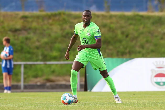 25.06.2022, xtgx, Fussball Testspiel, WAZ Veltins Auswahl - VfL Wolfsburg emspor, v.l. Josuha Guilavogui (Wolfsburg) Freisteller, Einzelbild, Ganzkoerper, single frame (DFL DFB REGULATIONS PROHIBIT ANY USE OF PHOTOGRAPHS as IMAGE SEQUENCES and or QUASI-VIDEO) Fallersleben
