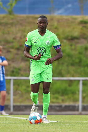 25.06.2022, xtgx, Fussball Testspiel, WAZ Veltins Auswahl - VfL Wolfsburg emspor, v.l. Josuha Guilavogui (Wolfsburg) Freisteller, Einzelbild, Ganzkoerper, single frame (DFL DFB REGULATIONS PROHIBIT ANY USE OF PHOTOGRAPHS as IMAGE SEQUENCES and or QUASI-VIDEO) Fallersleben