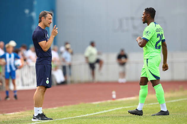 25.06.2022, xtgx, Fussball Testspiel, WAZ Veltins Auswahl - VfL Wolfsburg emspor, v.l. Niko Kovac (Wolfsburg, Trainer), Ridle Baku (Wolfsburg, 20) gibt Anweisungen, gestikuliert mit den Armen, gesticulate, gives instructions (DFL DFB REGULATIONS PROHIBIT ANY USE OF PHOTOGRAPHS as IMAGE SEQUENCES and or QUASI-VIDEO) Fallersleben
