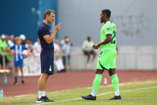 25.06.2022, xtgx, Fussball Testspiel, WAZ Veltins Auswahl - VfL Wolfsburg emspor, v.l. Niko Kovac (Wolfsburg, Trainer), Ridle Baku (Wolfsburg, 20) gibt Anweisungen, gestikuliert mit den Armen, gesticulate, gives instructions (DFL DFB REGULATIONS PROHIBIT ANY USE OF PHOTOGRAPHS as IMAGE SEQUENCES and or QUASI-VIDEO) Fallersleben