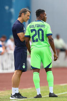 25.06.2022, xtgx, Fussball Testspiel, WAZ Veltins Auswahl - VfL Wolfsburg emspor, v.l. Niko Kovac (Wolfsburg, Trainer), Ridle Baku (Wolfsburg, 20) gibt Anweisungen, gestikuliert mit den Armen, gesticulate, gives instructions (DFL DFB REGULATIONS PROHIBIT ANY USE OF PHOTOGRAPHS as IMAGE SEQUENCES and or QUASI-VIDEO) Fallersleben