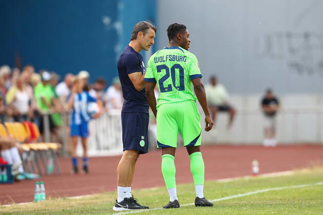 25.06.2022, xtgx, Fussball Testspiel, WAZ Veltins Auswahl - VfL Wolfsburg emspor, v.l. Niko Kovac (Wolfsburg, Trainer), Ridle Baku (Wolfsburg, 20) gibt Anweisungen, gestikuliert mit den Armen, gesticulate, gives instructions (DFL DFB REGULATIONS PROHIBIT ANY USE OF PHOTOGRAPHS as IMAGE SEQUENCES and or QUASI-VIDEO) Fallersleben