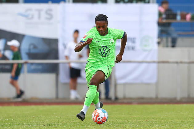 25.06.2022, xtgx, Fussball Testspiel, WAZ Veltins Auswahl - VfL Wolfsburg emspor, v.l. Ridle Baku (Wolfsburg, 20) Freisteller, Einzelbild, Ganzkoerper, single frame (DFL DFB REGULATIONS PROHIBIT ANY USE OF PHOTOGRAPHS as IMAGE SEQUENCES and or QUASI-VIDEO) Fallersleben