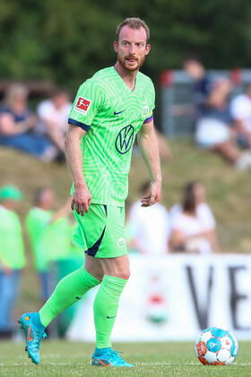 25.06.2022, xtgx, Fussball Testspiel, WAZ Veltins Auswahl - VfL Wolfsburg emspor, v.l. Maximlian Arnold (Wolfsburg, 27) Freisteller, Einzelbild, Ganzkoerper, single frame (DFL DFB REGULATIONS PROHIBIT ANY USE OF PHOTOGRAPHS as IMAGE SEQUENCES and or QUASI-VIDEO) Fallersleben