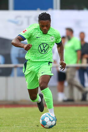 25.06.2022, xtgx, Fussball Testspiel, WAZ Veltins Auswahl - VfL Wolfsburg emspor, v.l. Ridle Baku (Wolfsburg, 20) Freisteller, Einzelbild, Ganzkoerper, single frame (DFL DFB REGULATIONS PROHIBIT ANY USE OF PHOTOGRAPHS as IMAGE SEQUENCES and or QUASI-VIDEO) Fallersleben