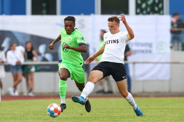 25.06.2022, xtgx, Fussball Testspiel, WAZ Veltins Auswahl - VfL Wolfsburg emspor, v.l. Ridle Baku (Wolfsburg, 20) (links) Zweikampf, Duell, Kampf, tackle (DFL DFB REGULATIONS PROHIBIT ANY USE OF PHOTOGRAPHS as IMAGE SEQUENCES and or QUASI-VIDEO) Fallersleben