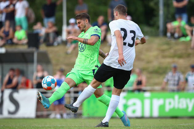 25.06.2022, xtgx, Fussball Testspiel, WAZ Veltins Auswahl - VfL Wolfsburg emspor, v.l. Maximilian Philipp (Wolfsburg, 17) (links) Zweikampf, Duell, Kampf, tackle (DFL DFB REGULATIONS PROHIBIT ANY USE OF PHOTOGRAPHS as IMAGE SEQUENCES and or QUASI-VIDEO) Fallersleben