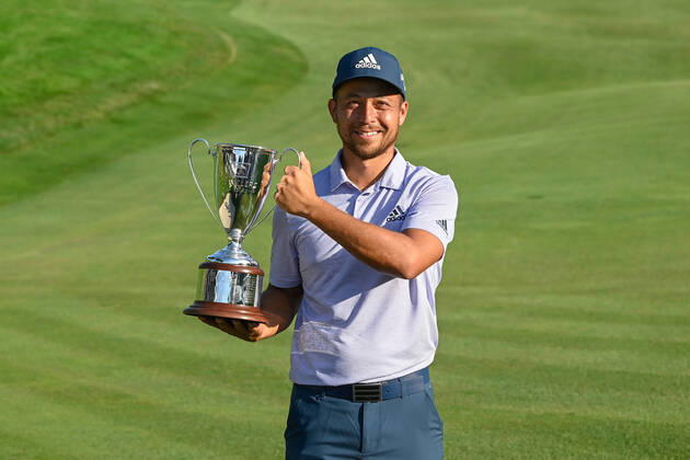 Sport Themen der Woche KW25 Sport Bilder des Tages June 26, 2022: Xander Schauffele, of San Diego, CA, poses with the winners trophy after winning the PGA, Golf Herren Travelers Championship golf tournament at TPC River Highlands in Cromwell CT. Mandatory Credit Cal Media Cromwell USA - ZUMAc04_ 20220626_zaf_c04_131 Copyright: xEricxCanhax