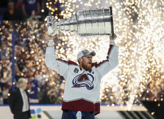 Sport Themen der Woche KW25 June 26, 2022, Tampa, Florida, USA: Colorado Avalanche left wing Gabriel Landeskog (92) holds the Stanley Cup after the Avalanche defeated the Tampa Bay Lightning 2-1 in Game 6 Sunday, June 26, 2022 in Tampa. Tampa USA - ZUMAs70_ 0161647795st Copyright: xDirkxShaddx