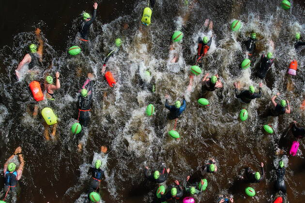 Bilder des Jahres 2022, Sport 07 Juli Sport Themen der Woche KW26 Sport Bilder des Tages IVANOVO REGION, RUSSIA - JULY 3, 2022: The Swimcup - Volga 2022 open-water swimming competition takes place in the town of Kineshma, 86km northeast of Ivanovo. Swimmers compete in three events at distances of 1,500 and 5,000m, with a flipper swim of 5,000m. Vladimir Smirnov TASS  TS138C43