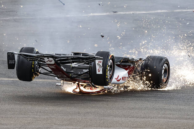 Bilder des Jahres 2022, Sport 07 Juli Sport Themen der Woche KW26 Sport Bilder des Tages 24 ZHOU Guanyu (chi), Alfa Romeo F1 Team ORLEN C42, action start of the race, depart, crash, accident, during the Formula 1 Lenovo British Grand Prix 2022, 10th round of the 2022 FIA Formula One World Championship, WM, Weltmeisterschaft on the Silverstone Circuit, from July 1 to 3, 2022 in Silverstone, United Kingdom - F1 - BRITISH GRAND PRIX 2022 - RACE DPPI Panoramic 00122025__R5_7450