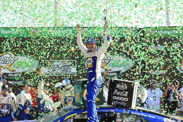 Bilder des Jahres 2022, Sport 07 Juli ATLANTA, GA - JULY 10: Chase Elliott ( 9 Hendrick Motorsports NAPA Auto Parts Chevrolet) celebrates in Victory Circle after winning the 53rd Annual Quaker State 400 NASCAR, Motorsport, USA race on July 10, 2022 at the Atlanta Motor Speedway in Hampton, Georgia. (Photo by David J. Griffin Icon Sportswire) AUTO: JUL 10 NASCAR Cup Series Quaker State 400 Presented by Walmart Icon95322070920452