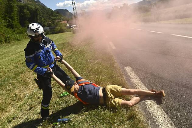 Bilder des Jahres 2022, Sport 07 Juli Sport Bilder des Tages MEGEVE, FRANCE - JULY 12 : demonstrators stop the race during stage 10 of the 109th edition of the 2022 Tour de France cycling race, a stage of 148 kms with start in Morzine Les Portes du Soleil and finish in Megeve on July 12, 2022 in Megeve, France, 12 07 2022 ( Motordriver Kenny Verfaillie - Tour de France 2022 - Stage 10 PhotoNews Panoramic 