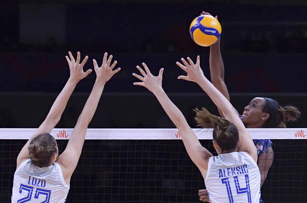 Bilder des Jahres 2022, Sport 07 Juli Sport Bilder des Tages (220714) -- ANKARA, July 14, 2022 -- Ogbogu Chiaka (R) of the United States spikes the ball during the 2022 FIVB Volleyball Women s Nations League quarterfinal match between the United States and Serbia in Ankara, Turkey, July 13, 2022. Shadati) (SP)TURKEY-ANKARA-VOLLEYBALL-NATIONS LEAGUE-WOMEN-QUARTERFINALS-USA VS SRB ShaxDati 