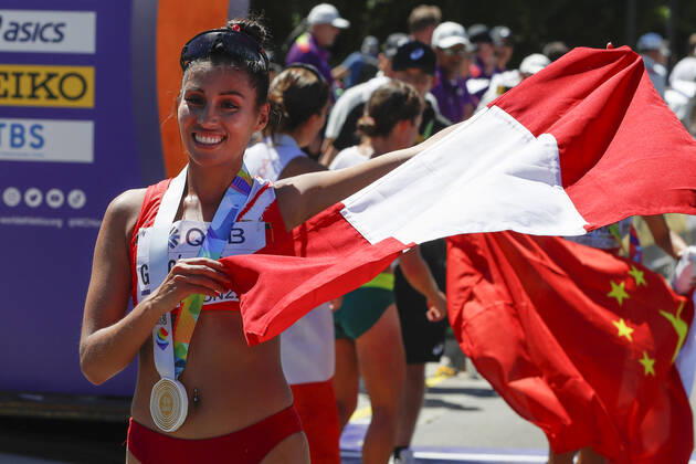 Kimberly Garcia Leon of Peru celebrates after winning the 20km race walk women during the World Athletics Championships in Eugene, USA, 15 July 2022. World Athletics Championships !ACHTUNG: NUR REDAKTIONELLE NUTZUNG!  Copyright: xAlbertoxEstevezx AMDEP3353 20220715-fa1874aaf8ff4dd8d2feb8ad2d3f0cc01207c8b7