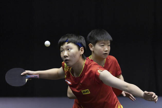 Bilder des Jahres 2022, Sport 07 Juli (220716) -- BUDAPEST, July 16, 2022 -- Sun Yingsha Wang Manyu (L) of China compete during the women s doubles quarterfinal against Hinaro Miu Ishikawa Kasumi of Japan at the World Table tennis, Tischtennis Star Contender European Summer Series 2022 in Budapest, Hungary on July 15, 2022. (Photo by Xinhua) (SP)HUNGARY-BUDAPEST-TABLE TENNIS-WTT STAR CONTENDER-WOMEN S DOUBLES AttilaxVolgyi 