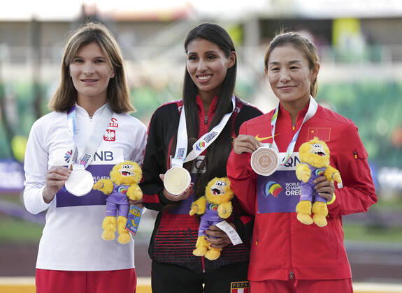 (220716) -- EUGENE, July 16, 2022 -- Gold medalist Kimberly Garcia Leon (C) of Peru, silver medalist Katarzyna Zdzieblo (L) of Poland and bronze medalist Qieyang Shijie of China attend the awarding ceremony of women s 20km race walk at the World Athletics Championships Oregon22 in Eugene, Oregon, the United States, July 15, 2022. ) (SP)U.S.-EUGENE-ATHLETICS-WORLD CHAMPIONSHIPS-WOMEN S 20KM RACE WALK-AWARDING CEREMONY WangxYing 