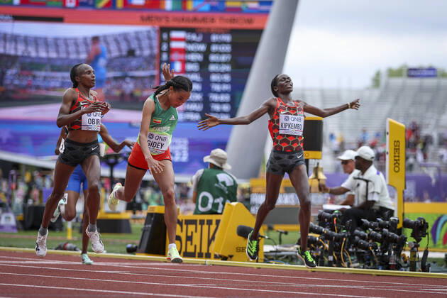 Bilder des Jahres 2022, Sport 07 Juli Sport Bilder des Tages World Athletics Championships Oregon 22; United States of America, 16.07.2022 Zieleinlauf 10000m: Siegerin Letesenbet GIDEY (ETH), Platz 2 geht an Hellen OBIRI (KEN), Platz 3 an Margaret Chelimo KIPKEMBOI (KEN) am 16.07.22 im Hayward Field in Eugene an Tag 2 der World Athletics Championships Oregon22. Copyright: xBEAUTIFULxSPORTS AxelxKohringx