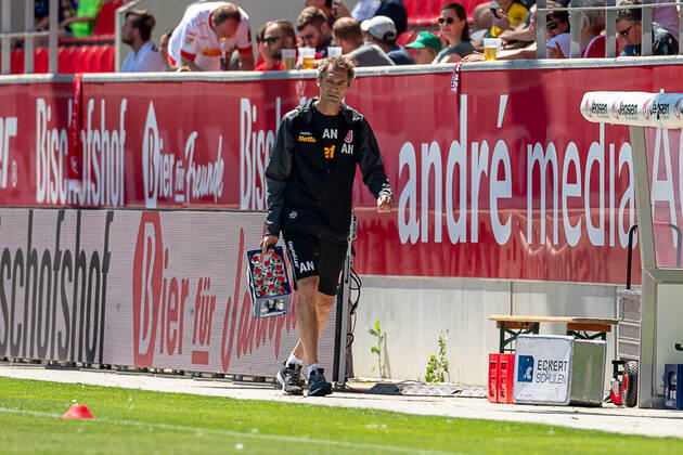 Dr. Andreas Harlass-Neuking (Mannschaftsarzt, SSV Jahn Regensburg) sorgt fuer Erfrischung waehrend des Aufwaermens. SSV Jahn Regensburg gegen SV Darmstadt 98, Fussball, 2. Bundesliga, 1. Spieltag, Saison 2022 2023, 16.07.2022. (DFL DFB REGULATIONS PROHIBIT ANY USE OF PHOTOGRAPHS as IMAGE SEQUENCES and or QUASI-VIDEO). SSV Jahn Regensburg gegen SV Darmstadt 98, Fussball, 2. Bundesliga, 1. Spieltag, Saison 2022 2023, 16.07.2022 Regensburg Copyright: xEibnerxPressefoto HeikexFeinerx EP_EER