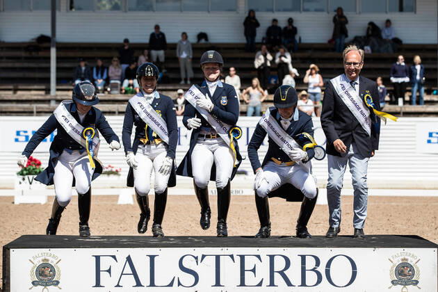 Bilder des Jahres 2022, Sport 07 Juli 220717 Lag Sverige jublar efter totalvinsten I nations cup under dag 9 av Falsterbo Horse Show den 17 juli 2022 i Falsterbo. Copyright: MATHILDAxAHLBERG BB220717BB547