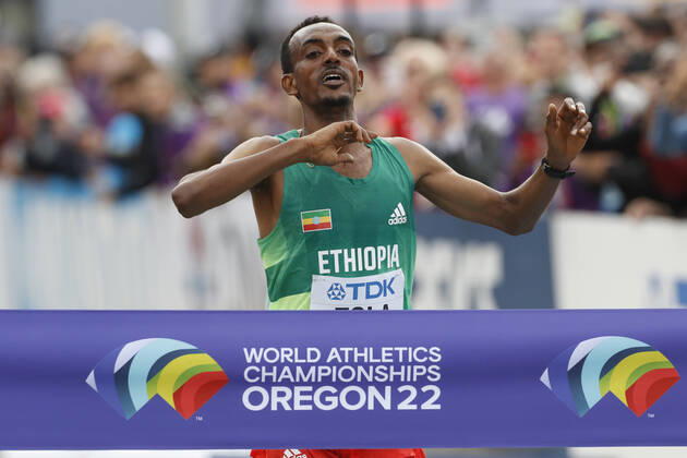 Bilder des Jahres 2022, Sport 07 Juli Ethiopian Tamarit Tola crosses the finish line to win the marathon men event during the World Athletics Championships at Hayward Field in Eugene, USA, 17 July 2022. World Athletics Championships !ACHTUNG: NUR REDAKTIONELLE NUTZUNG!  Copyright: xAlbertoxEstevezx AMDEP3698 20220717-b762f350da98073cecaf47239ce7b75f1f3ed46b