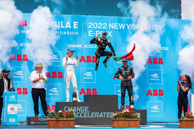 Bilder des Jahres 2022, Sport 07 Juli DA COSTA Antonio Felix (por), DS Techeetah, DS E-Tense FE21, VANDOORNE Stoffel (bel), Mercedes-EQ Silver Arrow 02, EVANS Mitch (nzl), Jaguar TCS Racing, Jaguar I-Type 5, BERESFORD Nigel, DS Techeetah Team Manager, podium ambiance during the 2022 New York City ePrix, 8th meeting of the 2021-22 ABB FIA Formula E World Championship, WM, Weltmeisterschaft on the Brooklyn Street Circuit from July 14 to 17, in New York, United States of America - AUTO - 2022 FORMULA E NEW YORK CITY ePRIX DPPI Panoramic 03422009-BR-376