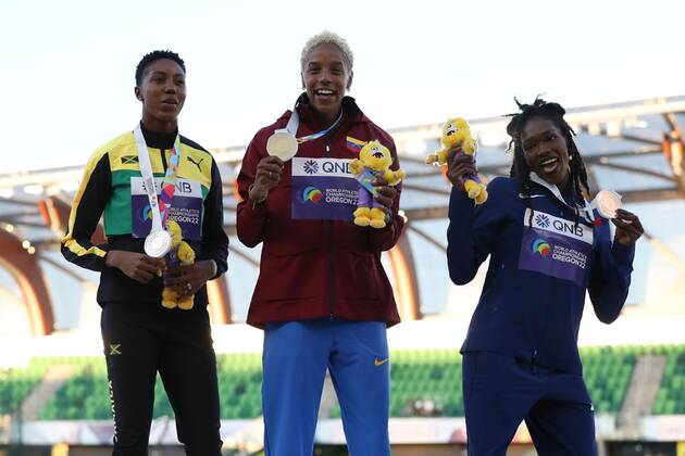 Mandatory Credit: Photo by Amanda Loman Shutterstock (13033002cx) Silver medalist Shanieka Ricketts, of Jamaica, gold medalist, Yulimar Rojas, of Venezuela, and bronze medalist Tori Franklin, of the United States pose for a photo during the medal ceremony for the women s triple jump 2022 World Athletics Championships, Day Four Hayward Field, Eugene, Oregon, USA - 18 Jul 2022 2022 World Athletics Championships, Day Four Hayward Field, Eugene, Oregon, USA - 18 Jul 2022 Copyright: xAmandaxLoman Shutterstockx 13033002cx