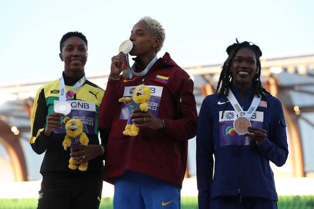 Mandatory Credit: Photo by Amanda Loman Shutterstock (13033002cw) Silver medalist Shanieka Ricketts, of Jamaica, gold medalist, Yulimar Rojas, of Venezuela, and bronze medalist Tori Franklin, of the United States pose for a photo during the medal ceremony for the women s triple jump 2022 World Athletics Championships, Day Four Hayward Field, Eugene, Oregon, USA - 18 Jul 2022 2022 World Athletics Championships, Day Four Hayward Field, Eugene, Oregon, USA - 18 Jul 2022 Copyright: xAmandaxLoman Shutterstockx 13033002cw