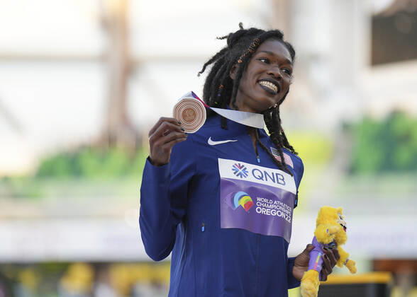 (220718) -- EUGENE, July 18, 2022 -- Bronze medalist Tori Franklin of the United States poses for photos during the awarding ceremony of women s triple jump at the World Athletics Championships Oregon22 in Eugene, Oregon, the United States, July 18, 2022. ) (SP)U.S.-EUGENE-ATHLETICS-WORLD CHAMPIONSHIPS-WOMEN S TRIPLE JUMP-AWARDING CEREMONY WangxYing 