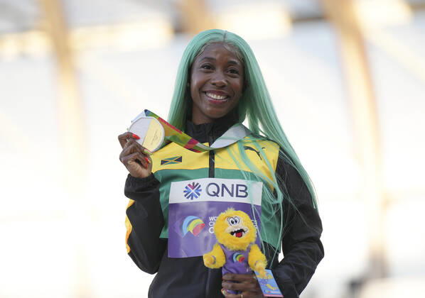 (220719) -- EUGENE, July 19, 2022 -- Gold medalist Jamaica s Shelly-Ann Fraser-Pryce poses for photos during the awarding ceremony of women s 100m at the World Athletics Championships Oregon22 in Eugene, Oregon, the United States, July 18, 2022. ) (SP)U.S.-EUGENE-ATHLETICS-WORLD CHAMPIONSHIPS-WOMEN S 100M-AWARDING CEREMONY WangxYing 