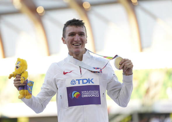 (220720) -- EUGENE, July 20, 2022 -- Gold medalist Jake Wightman of Britain celebrates during the men s 1500m awarding ceremony at the World Athletics Championships Oregon22 in Eugene, Oregon, the United States, July 19, 2022. ) (SP)U.S.-EUGENE-ATHLETICS-WORLD CHAMPIONSHIPS-MEN S 1500M-AWARDING CEREMONY WangxYing 