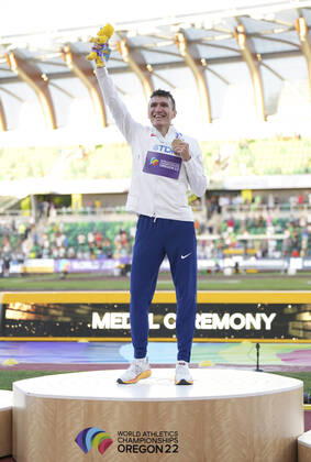 (220720) -- EUGENE, July 20, 2022 -- Gold medalist Jake Wightman of Britain celebrates during the men s 1500m awarding ceremony at the World Athletics Championships Oregon22 in Eugene, Oregon, the United States, July 19, 2022. ) (SP)U.S.-EUGENE-ATHLETICS-WORLD CHAMPIONSHIPS-MEN S 1500M-AWARDING CEREMONY WangxYing 