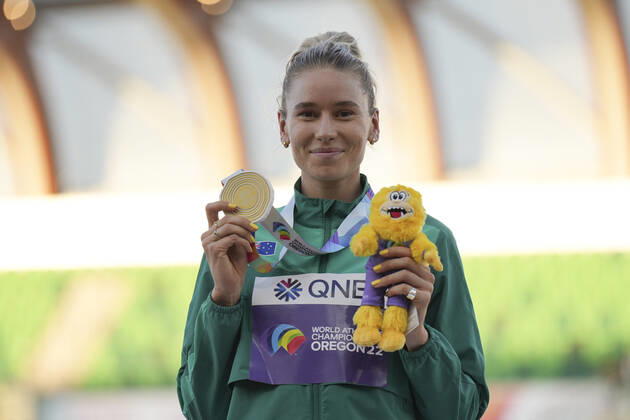 (220720) -- EUGENE, July 20, 2022 -- Gold medalist Eleanor Patterson of Australia poses for photos during the women s high jump awarding ceremony at the World Athletics Championships Oregon22 in Eugene, Oregon, the United States, July 19, 2022. ) (SP)U.S.-EUGENE-ATHLETICS-WORLD CHAMPIONSHIPS-WOMEN S HIGH JUMP-AWARDING CEREMONY WangxYing 