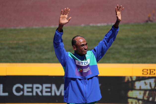Mandatory Credit: Photo by Amanda Loman Shutterstock (13037095y) Gold medalist Alison Dos Santos, of Brazil, during the medal ceremony for the men s 400-meter hurdles 2022 World Athletics Championships, Day Six Hayward Field, Eugene, Oregon, USA - 20 Jul 2022 2022 World Athletics Championships, Day Six Hayward Field, Eugene, Oregon, USA - 20 Jul 2022 Copyright: xAmandaxLoman Shutterstockx 13037095y
