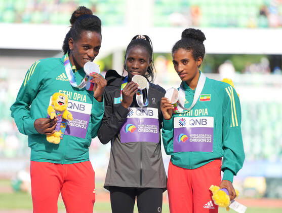 (220722) -- EUGENE, July 22, 2022 -- Gold medalist Kazakhstan s Norah Jeruto (C), silver medalist Ethiopia s Werkuha Getachew (L) and bronze medalist Ethiopia s Mekides Abebe attend the women s 3,000m steeplechase awarding ceremony at the World Athletics Championships Oregon22 in Eugene, Oregon, the United States, July 21, 2022. ) (SP)U.S.-EUGENE-ATHLETICS-WORLD CHAMPIONSHIPS-WOMEN S 3000M STEEPLECHASE-AWARDING CEREMONY WuxXiaoling 