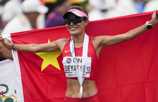 (220723) -- EUGENE, July 23, 2022 -- Qieyang Shijie of China celebrates during the women s 35km race walk final at the World Athletics Championships Oregon22 in Eugene, Oregon, the United States, July 22, 2022. ) (SP)U.S.-EUGENE-ATHLETICS-WORLD CHAMPIONSHIPS-WOMEN S 35KM RACE WALK WangxYing 