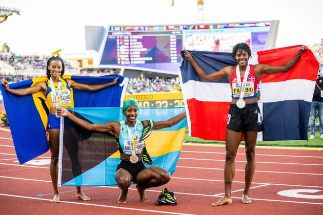 220722 Sada Williams of Barbados, Shaunae Miller-Uibo of Bahamas and Marileydi Paulino of Dominican Republic celebrate after women s 400 meter final during day 8 of the 2022 World Athletics Championships on July 22, 2022 in Eugene. Photo: Jon Olav Nesvold BILDBYRAN COP 217 JM0336 bbeng friidrott athletics friidrett 2022 world athletics championships world athletics championships oregon22 friidrotts-vm friidretts-vm vm dam jubel Copyright: JONxOLAVxNESVOLD BB220722JE065