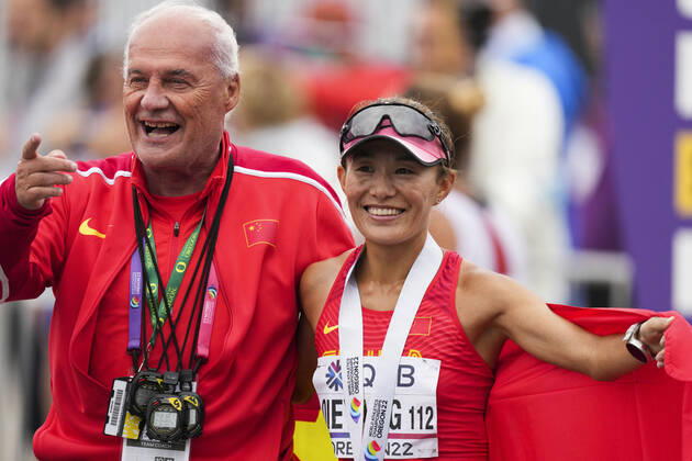 (220723) -- EUGENE, July 23, 2022 -- Qieyang Shijie (R) of China celebrates with coach Sandro Damilano during the women s 35km race walk final at the World Athletics Championships Oregon22 in Eugene, Oregon, the United States, July 22, 2022. ) (SP)U.S.-EUGENE-ATHLETICS-WORLD CHAMPIONSHIPS-WOMEN S 35KM RACE WALK WangxYing 