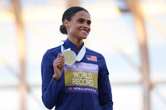 Mandatory Credit: Photo by Amanda Loman Shutterstock (13037097ag) Gold-medallist Sydney McLaughlin, of the United States, during the medal ceremony for the women s 400 hurdles 2022 World Athletics Championships, Day Eight Hayward Field, Eugene, Oregon, USA - 22 Jul 2022 2022 World Athletics Championships, Day Eight Hayward Field, Eugene, Oregon, USA - 22 Jul 2022 Copyright: xAmandaxLoman Shutterstockx 13037097ag
